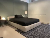 Letto matrimoniale con contenitore Tufty bed B&b italia a prezzo scontato