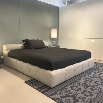 Letto imbottito modello Tufty bed di B&b italia scontato 34%
