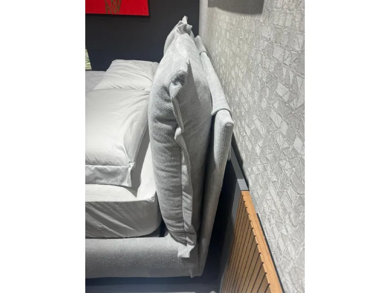 Letto imbottito modello Wisp compatto di Bside scontato 30%