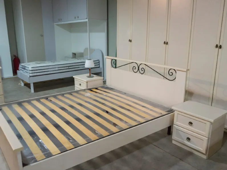 Letto in legno con gambe NinfeaArtigianalea prezzo scontato