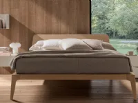 Letto in legno con gambe ZenitMorassuttia prezzo ribassato