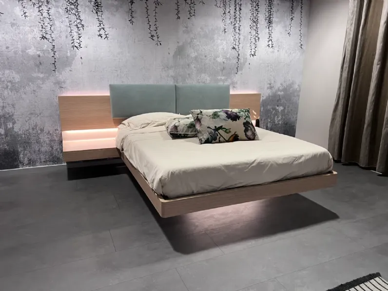 Letto in legno con giroletto Shiro�Tomasella�a prezzo scontato