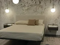 Letto king size con piedini Fluttua Lago a prezzo ribassato