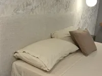 Letto king size con piedini Fluttua Lago a prezzo ribassato