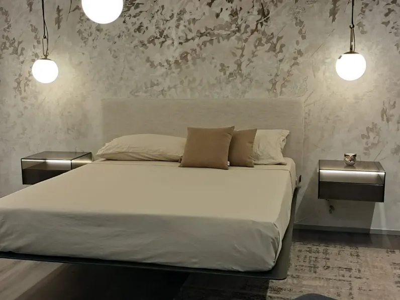 Letto king size con piedini Fluttua Lago a prezzo ribassato