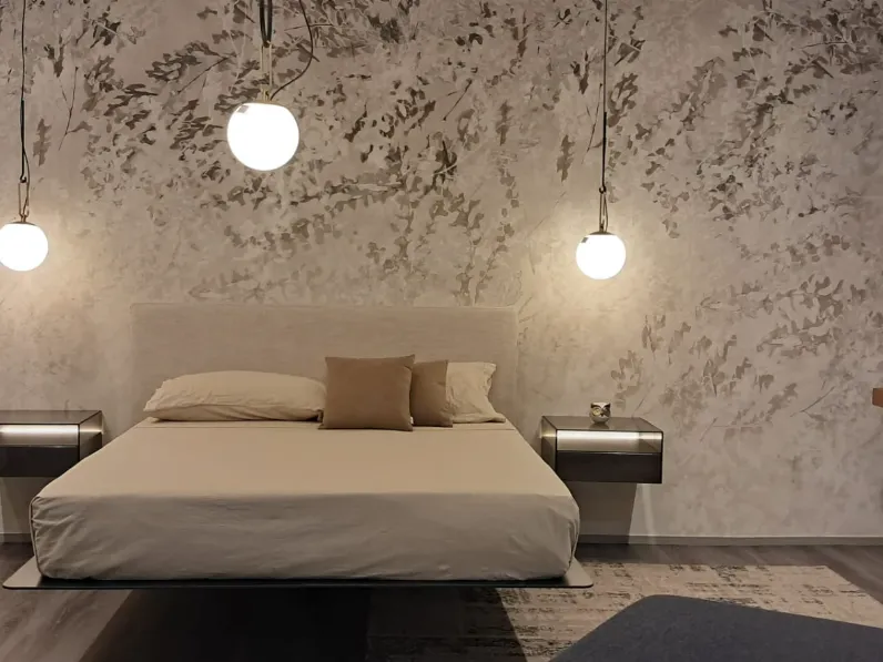 Letto imbottito modello Fluttua di Lago scontato 36%
