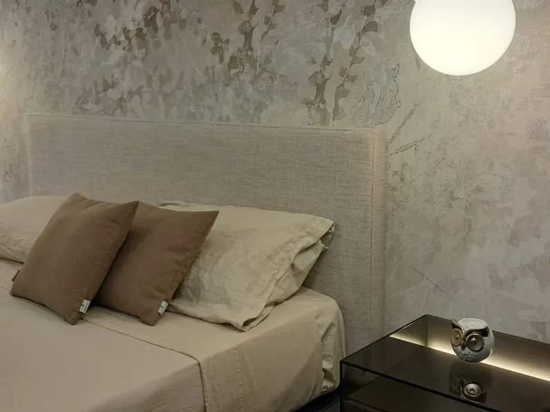 Letto imbottito modello Fluttua di Lago scontato 36%