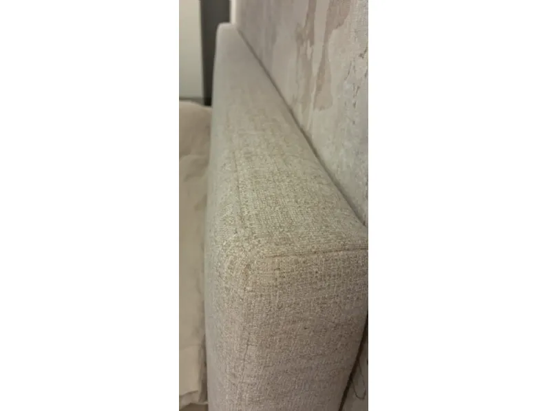 Letto imbottito modello Fluttua di Lago scontato 36%