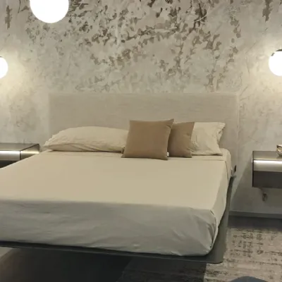 Letto king size con piedini Fluttua Lago a prezzo ribassato