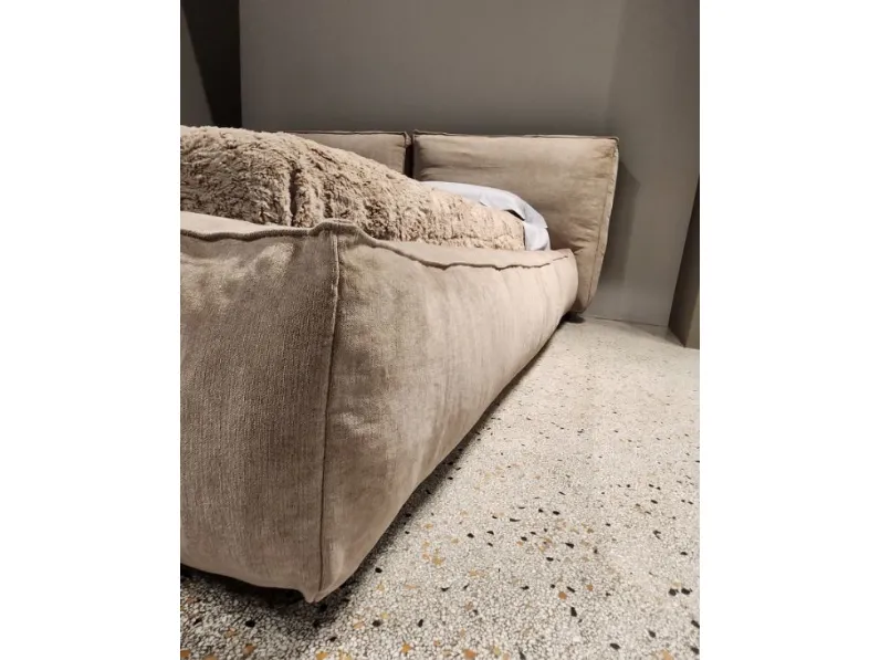 Letto imbottito modello Letto maxi in piuma  di Md work scontato 50%