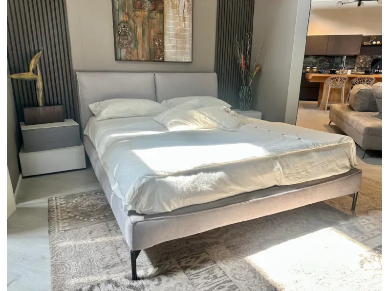 Letto matrimoniale con piedini Ada Twils a prezzo scontato
