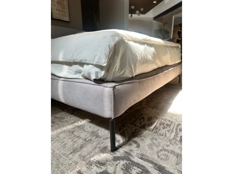 Letto matrimoniale con piedini Ada Twils a prezzo scontato
