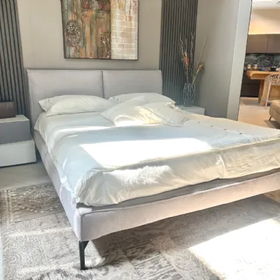 Letto matrimoniale con piedini Ada Twils a prezzo scontato