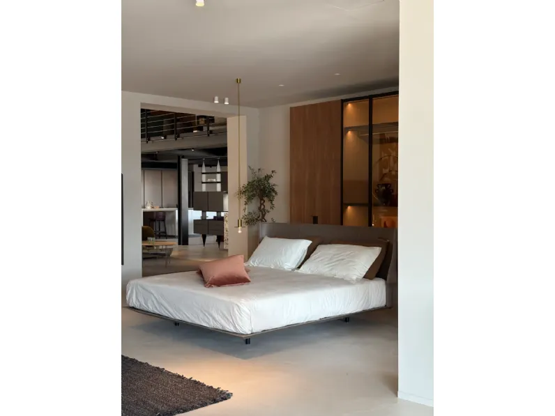 Letto matrimoniale design Alys B&b italia a prezzo ribassato