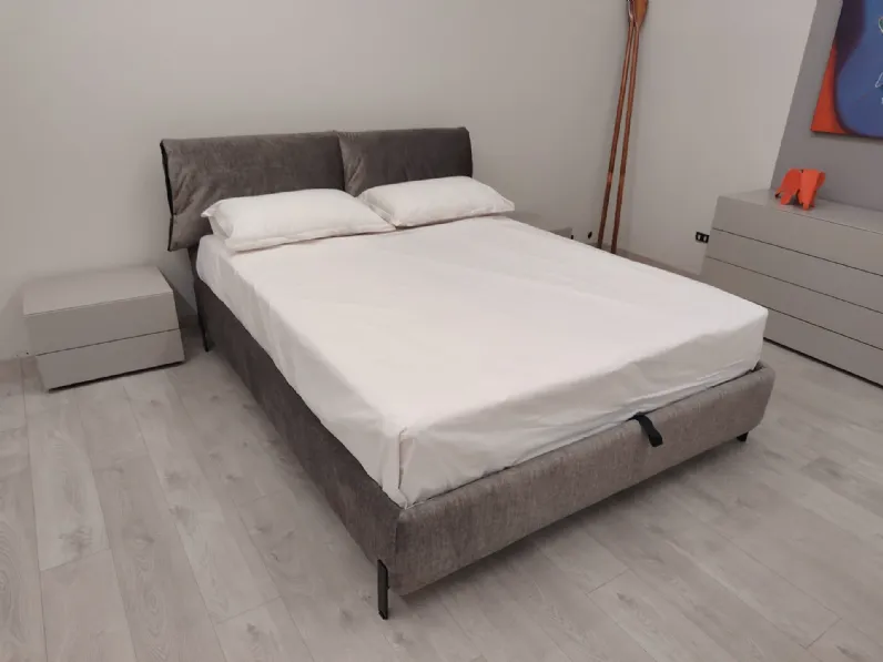 Letto imbottito modello Andromeda di Rosini scontato 25%