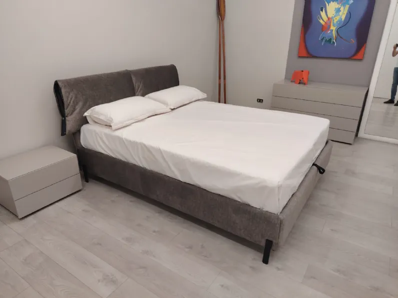 Letto imbottito modello Andromeda di Rosini scontato 25%
