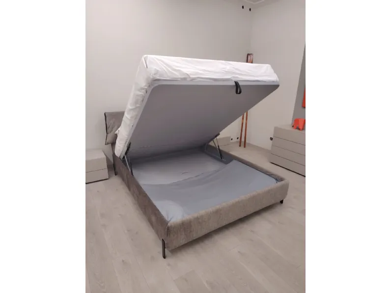 Letto imbottito modello Andromeda di Rosini scontato 25%