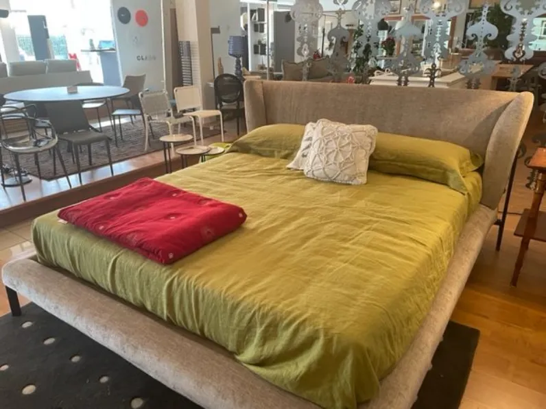 Letto imbottito modello Dominick di Conte scontato 40%