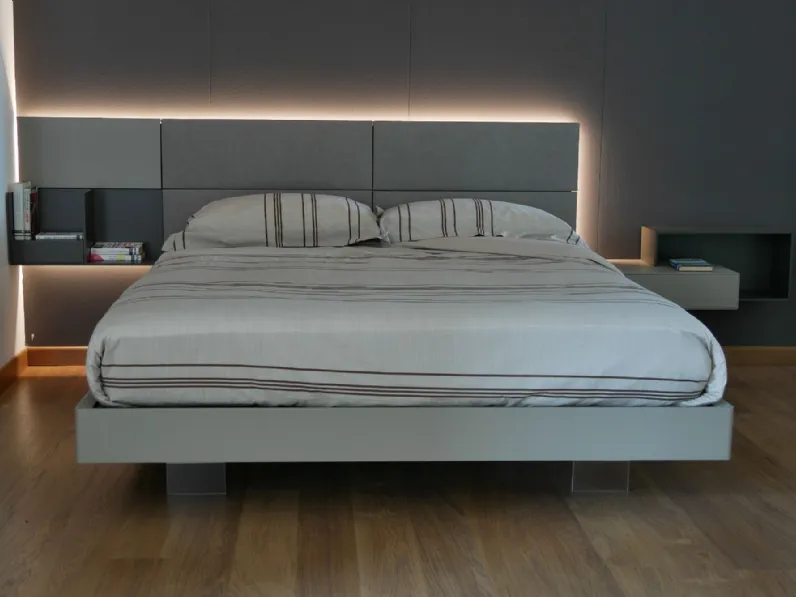 Letto matrimoniale con gambe Ecletto a prezzo riservato 