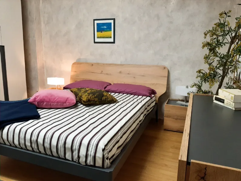 Letto matrimoniale con gambe Elegance Siloma a prezzo scontato
