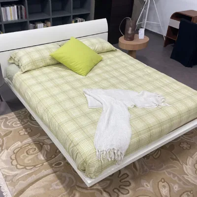 Letto matrimoniale con gambe Karma Tisettanta a prezzo scontato