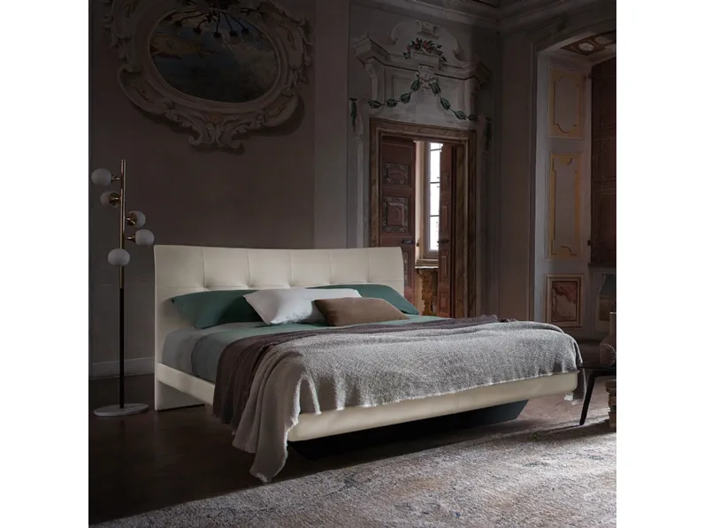 Scopri l'elegante Letto Aurora 2 e la Poltrona Frau scontati a prezzi outlet!