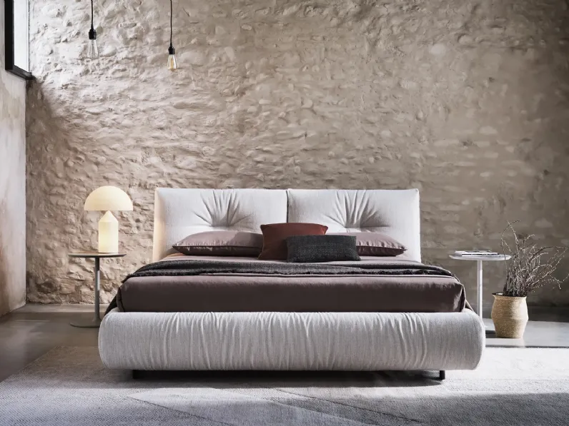 Letto matrimoniale con giroletto Kumo a prezzo riservato 