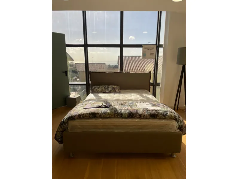 Letto imbottito con giroletto Vera�Noctis�a prezzo scontato