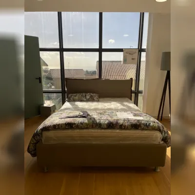 Letto imbottito con giroletto Vera�Noctis�a prezzo scontato
