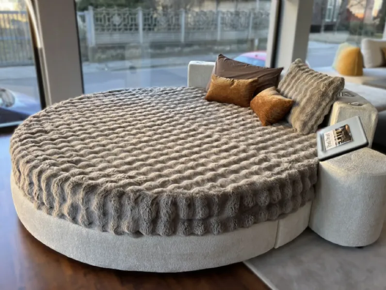 Letto imbottito modello Letto rotondo cristal high-tech tessuto di Artigianale scontato 48%