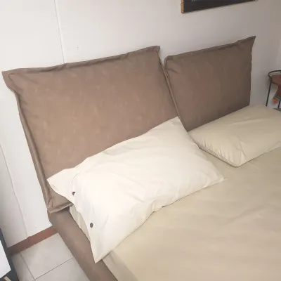 Letto matrimoniale con piedini So pop Noctis a prezzo ribassato
