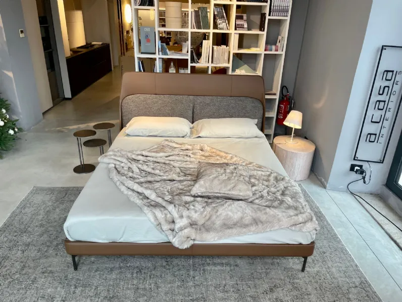 Letto matrimoniale design Coup  Poltrona frau a prezzo scontato