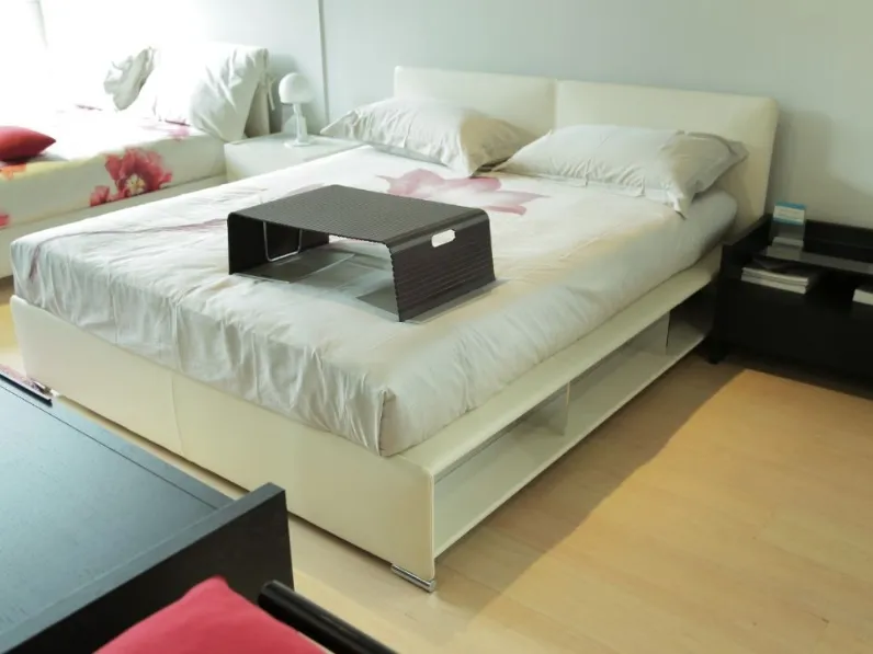 Letto matrimoniale design Saline Flou a prezzo scontato