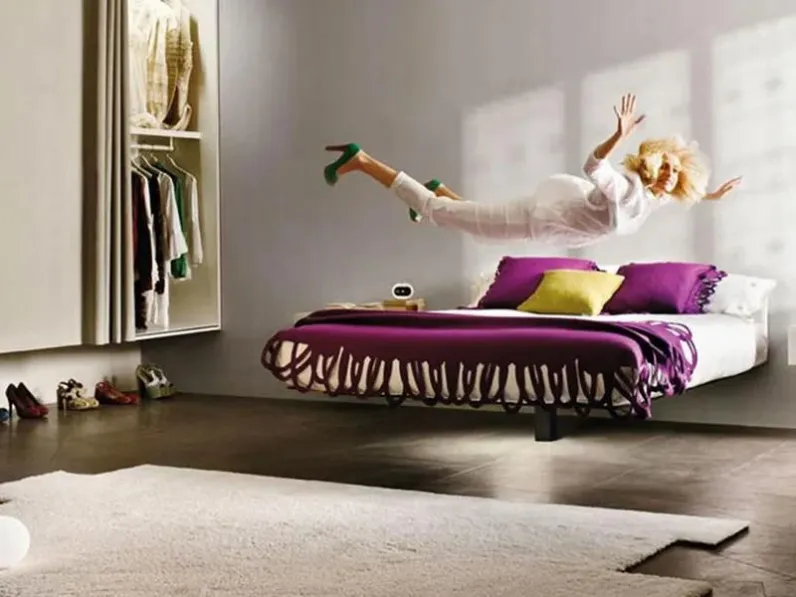 Letto design con piedini Fluttua Lago a prezzo ribassato