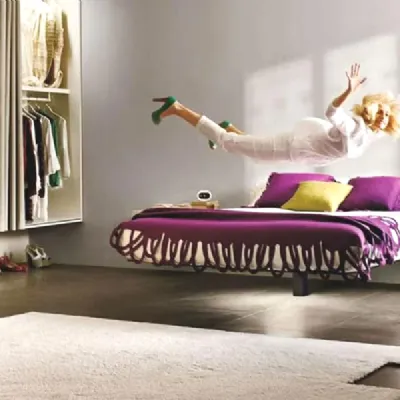Letto design con piedini Fluttua Lago a prezzo ribassato
