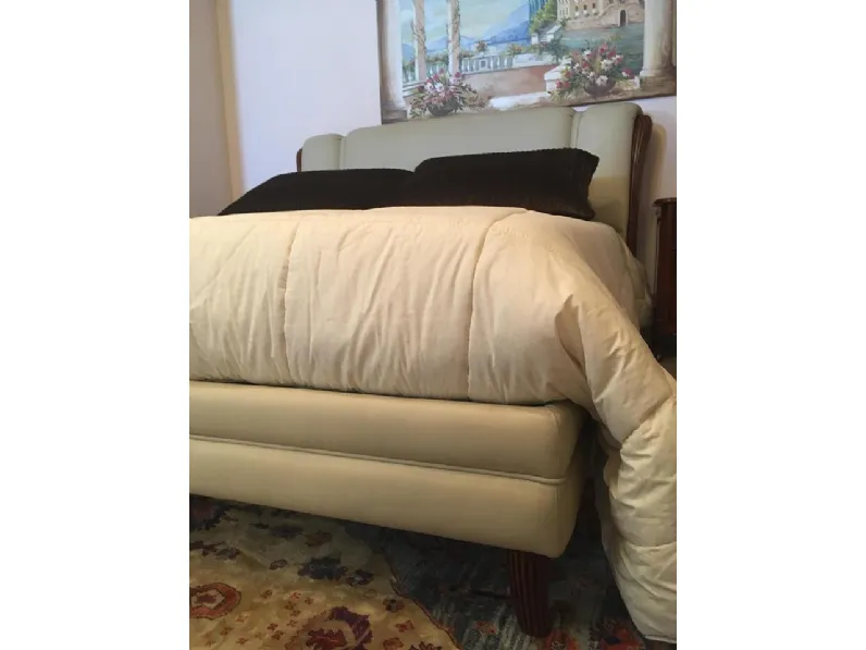 Letto matrimoniale ikarus in pelle  ditta Pigoli con uno sconto del 78%