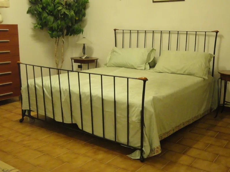 Letto matrimoniale in stile moderno in ferro scontato del -50%