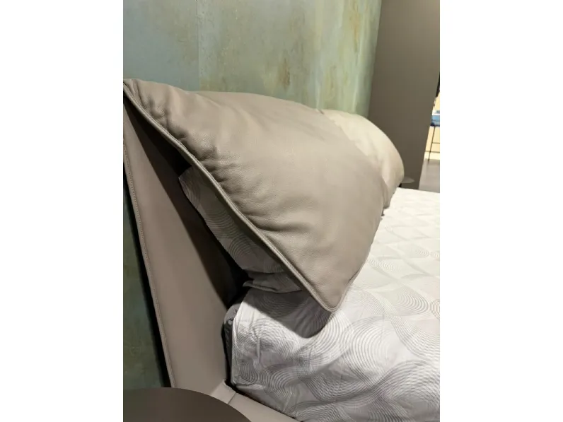 Letto moderno con giroletto John john Poltrona frau a prezzo ribassato