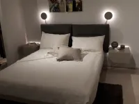 LETTO Letto bishape con 2 testiere rettangolari e lampade led Caccaro a PREZZI OUTLET