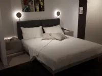 LETTO Letto bishape con 2 testiere rettangolari e lampade led Caccaro a PREZZI OUTLET
