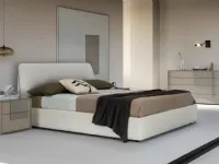 Letto matrimoniale con gambe Chloe con gruppo notte cube Adok a prezzo ribassato