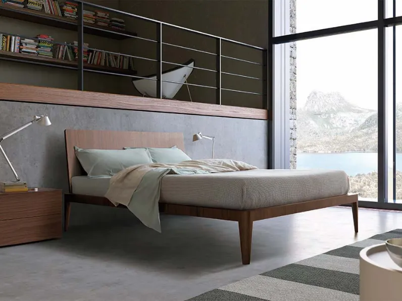 Letto in legno con gambe SpilloPiancaa prezzo scontato