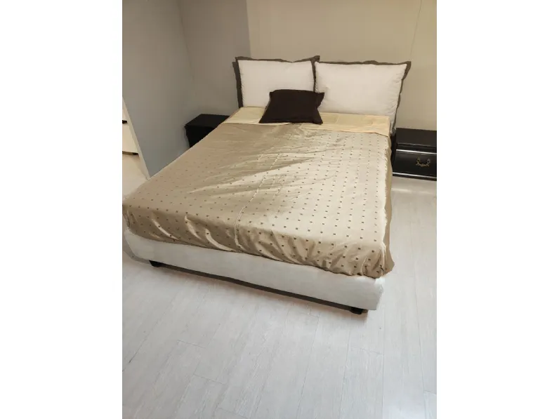 Letto matrimoniale moderno Wisp compatto Samoa a prezzo ribassato