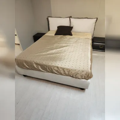 Letto matrimoniale moderno Wisp compatto Samoa a prezzo ribassato