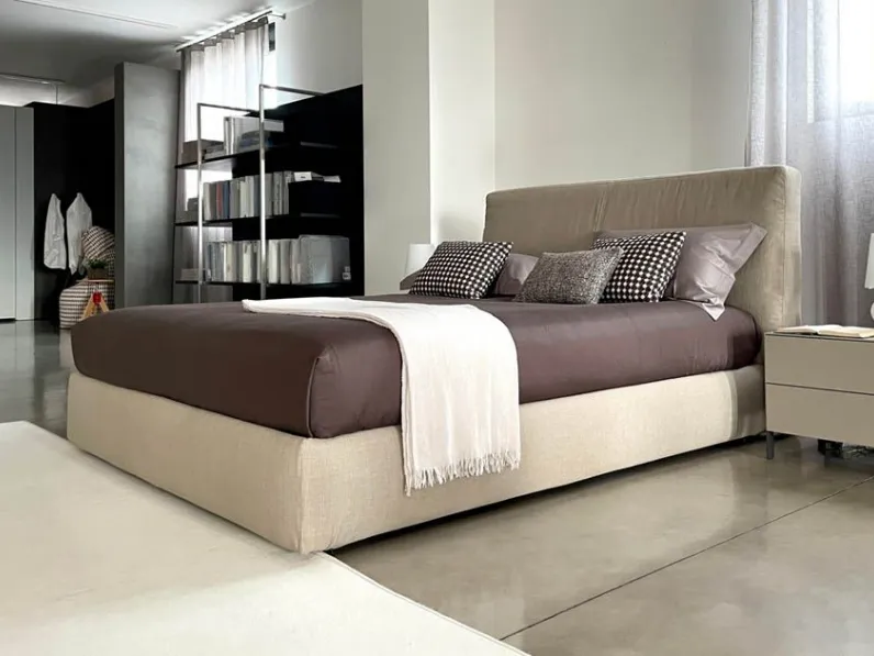 Letto imbottito modello Myplace di Flou scontato 23%