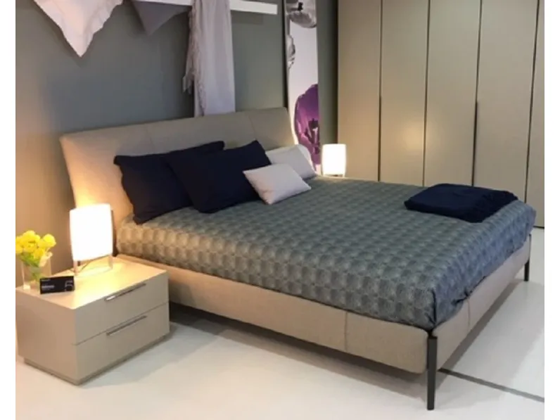 Letto design con gambe Nick Molteni & c a prezzo scontato