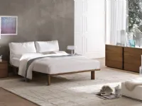 Tomasella presenta un letto moderno con gambe Piuma a prezzo scontato.