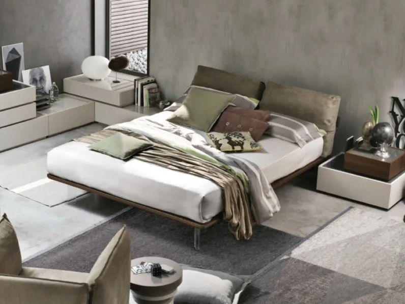 Tomasella presenta un letto moderno con gambe Piuma a prezzo scontato.
