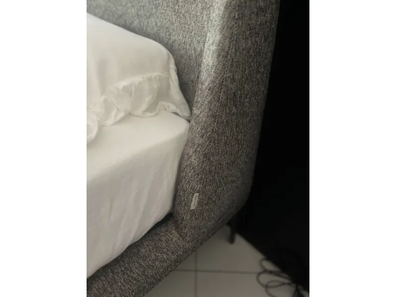 Letto imbottito modello Velvet di Novamobili scontato 13%