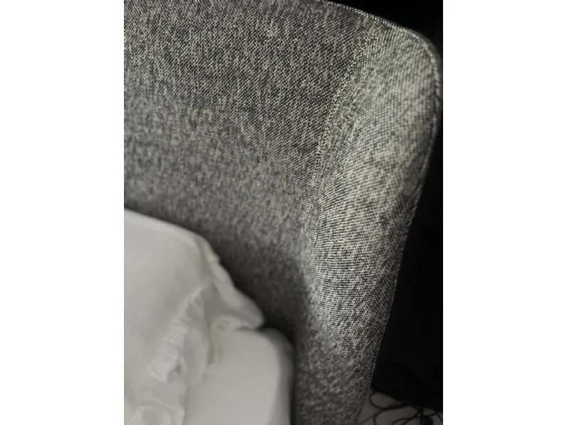 Letto imbottito modello Velvet di Novamobili scontato 13%